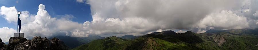 Dalla Madonna delle Cime in vetta all Corno Zuccone vista sui monti della Val Taleggio al confine con Valle Imagna e Valsassina